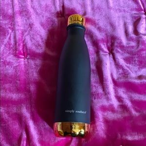 Stainless steel insulation keeps your drink cold